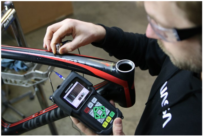 利用超声波测厚仪对碳纤维车架进行检查和质量控制