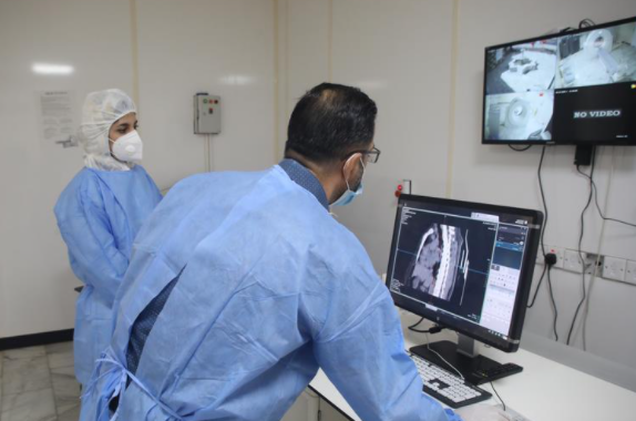 中国捐赠的移动X光机和CT设备在伊拉克新冠医院挽救生命