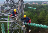 铁塔“蜘蛛侠”对输电导线压管进行X射线检测