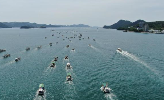 <p>出动100多艘渔船 韩团体示威反对日核污水排海决定</p>
