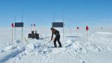 为了捕捉深空中微子，天文学家在格陵兰的冰层中设置了陷阱