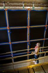 科学家组装费米实验室短基线中微子计划的最终探测器