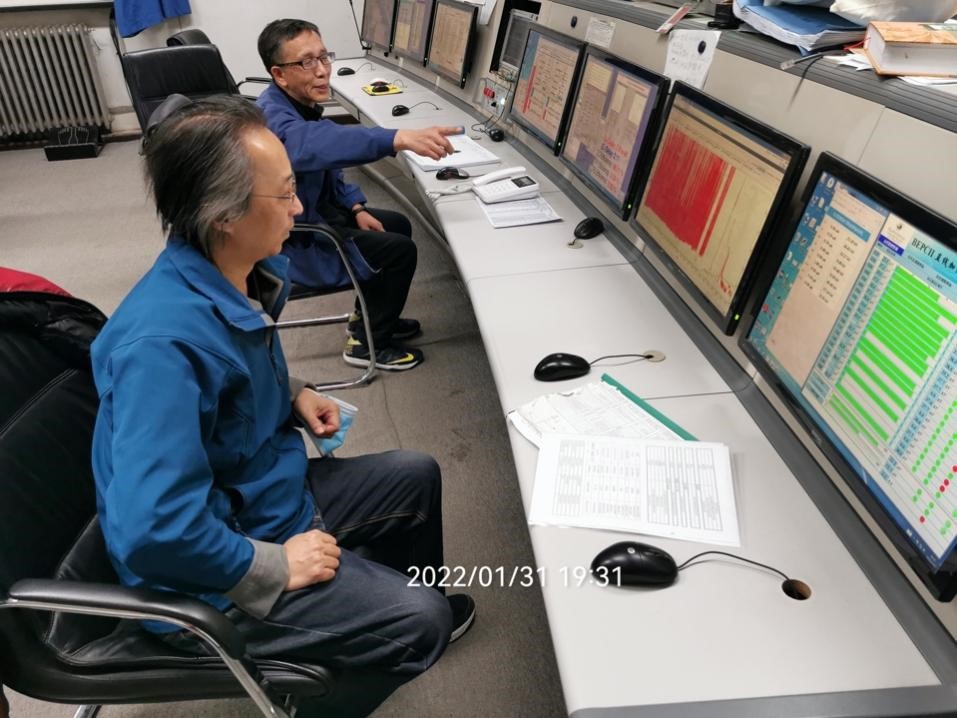 1月31日(除夕)，工作人员检查k1速调管的真空状态