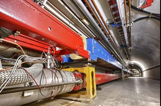  加速磁铁的长度可以和一辆皮卡车一样长，有时甚至更长，重量可达数吨。通常需要几个月的时间来建造每一个。他们弯曲和聚焦粒子束，纠正不完美的聚焦，甚至增加粒子束的稳定性。图:Reidar Hahn, Fermilab