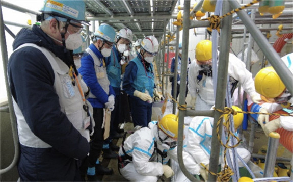国际原子能机构工作组监督福岛第一核电站的水采样(图片：东京电力)