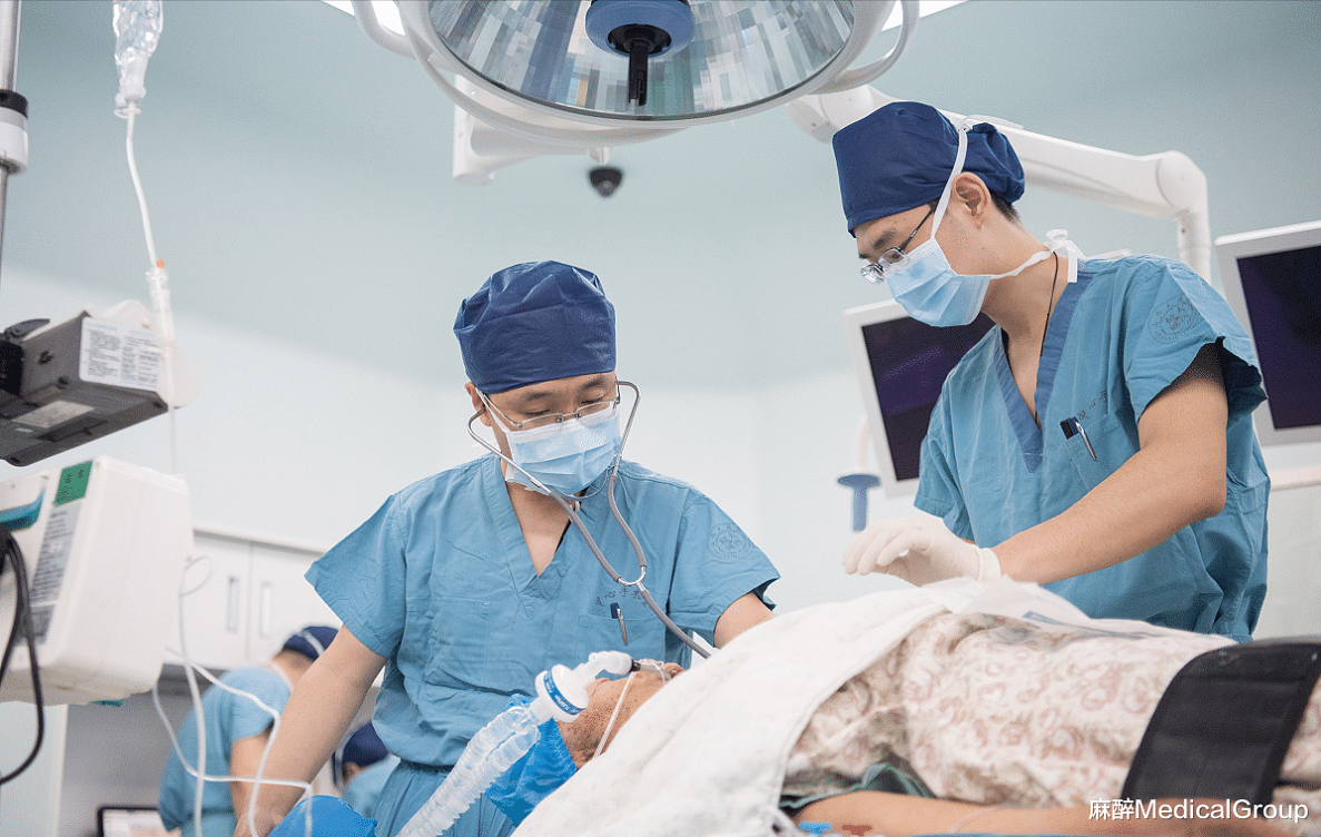 老人患帕金森病手舞足蹈，医生通过核磁共振和CT融合为她植入“脑起搏器”获新生 