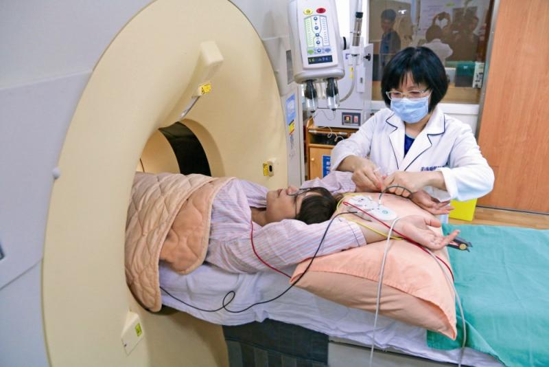 暖心医护成了肿瘤患者最坚强的后盾和最温暖的依靠 妇癌患者两次“重生”回归工作岗位