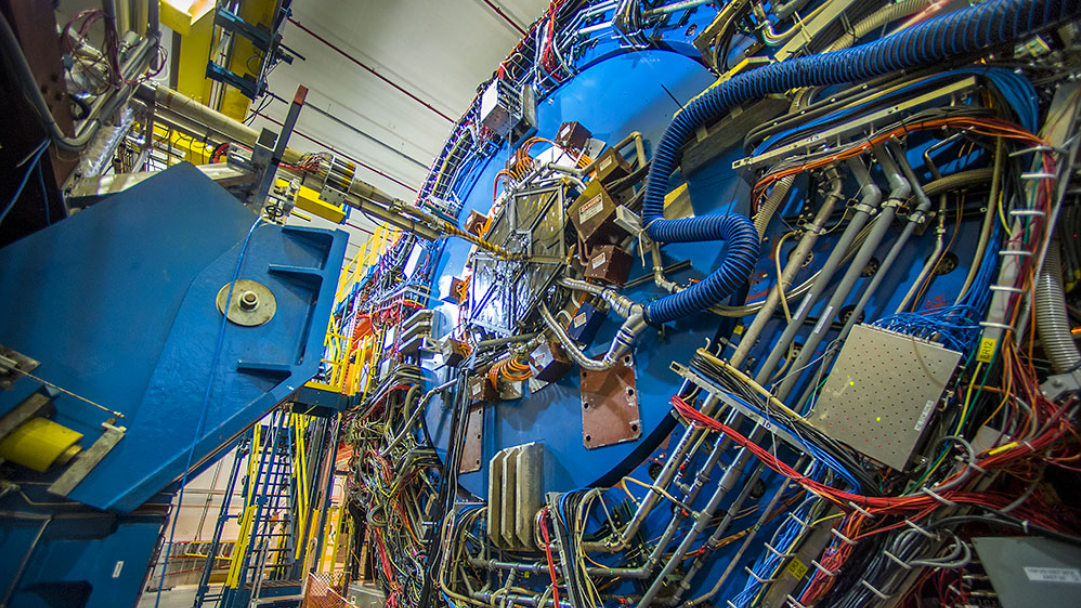 相对论重离子对撞机（RHIC）三层楼高的STAR探测器地面视图