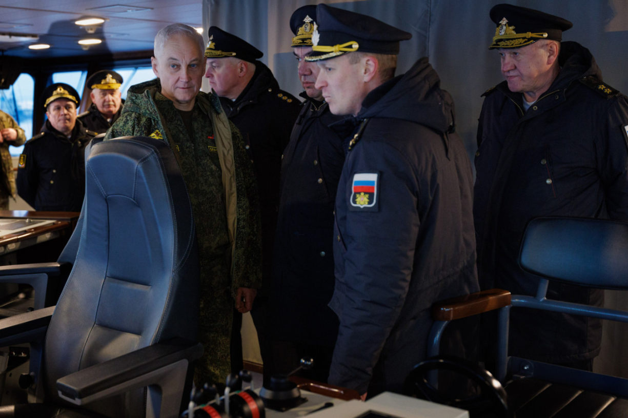 俄罗斯国防部长安德烈·别洛乌索夫视察“星辰”号船舶修理中心的多用途核潜艇维修情况