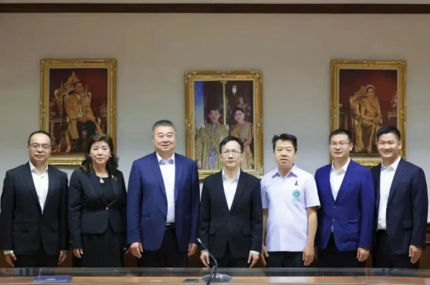 纳塔蓬·翁维瓦特司长与马力祯及团队成员合影