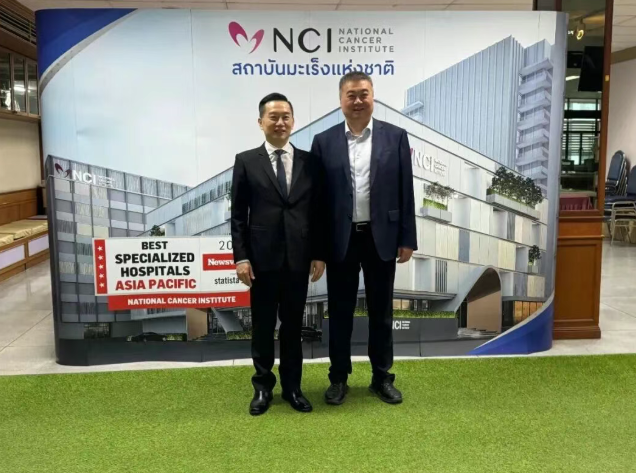 颂猜·塔那西提猜与马力祯在泰国国家癌症中心合影