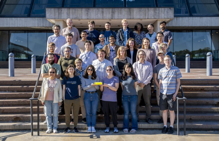 MicroBooNE合作项目的成员们在威尔逊大厅前与MicroBooNE探测器的3D打印模型合影。该合作项目由来自40个机构的193名科学家组成。