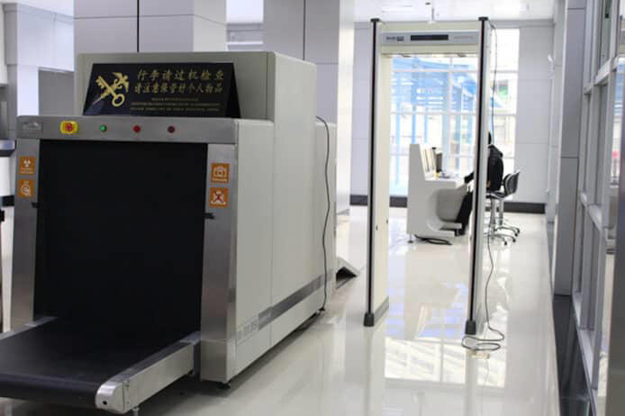 罗湖口岸近日完成初步过关安全检查改善工程，新增小型 X 光机