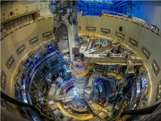 ITER核聚变堆“心脏”组装过半：第四段真空室扇区完成亚毫米级精密吊装