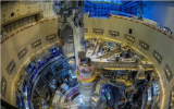 ITER核聚变堆“心脏”组装过半：第四段真空室扇区完成亚毫米级精密吊装