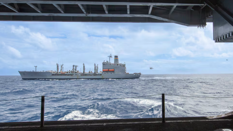 美国海军“林肯”号（CVN-72）核动力航母打击群近期完成实弹演习与补给